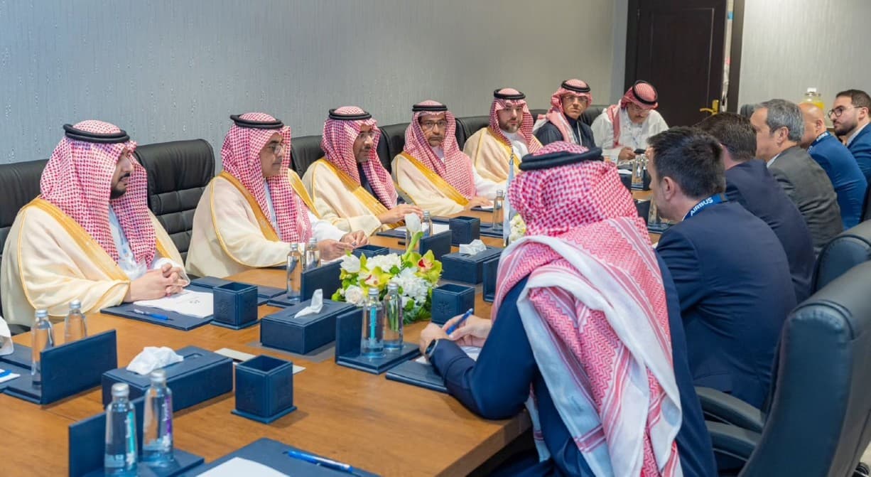 وزير الصناعة والثروة المعدنية يعقد اجتماعات استراتيجية لتعزيز توطين صناعة الطيران والدفاع